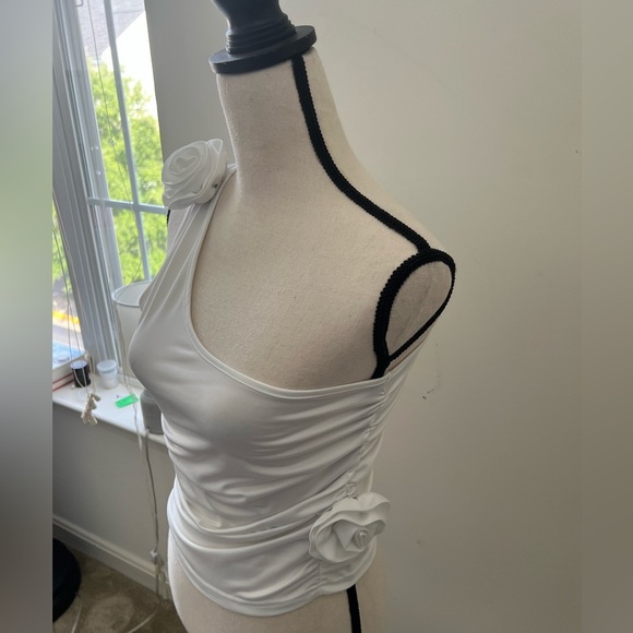 One-Shoulder Flower Detail Ruched Crop Tank Top - Picture 3 of 12